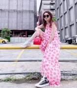 谢金燕也带头挺粉色！Paul Smith桃红西装、乐福鞋男生穿才吸睛